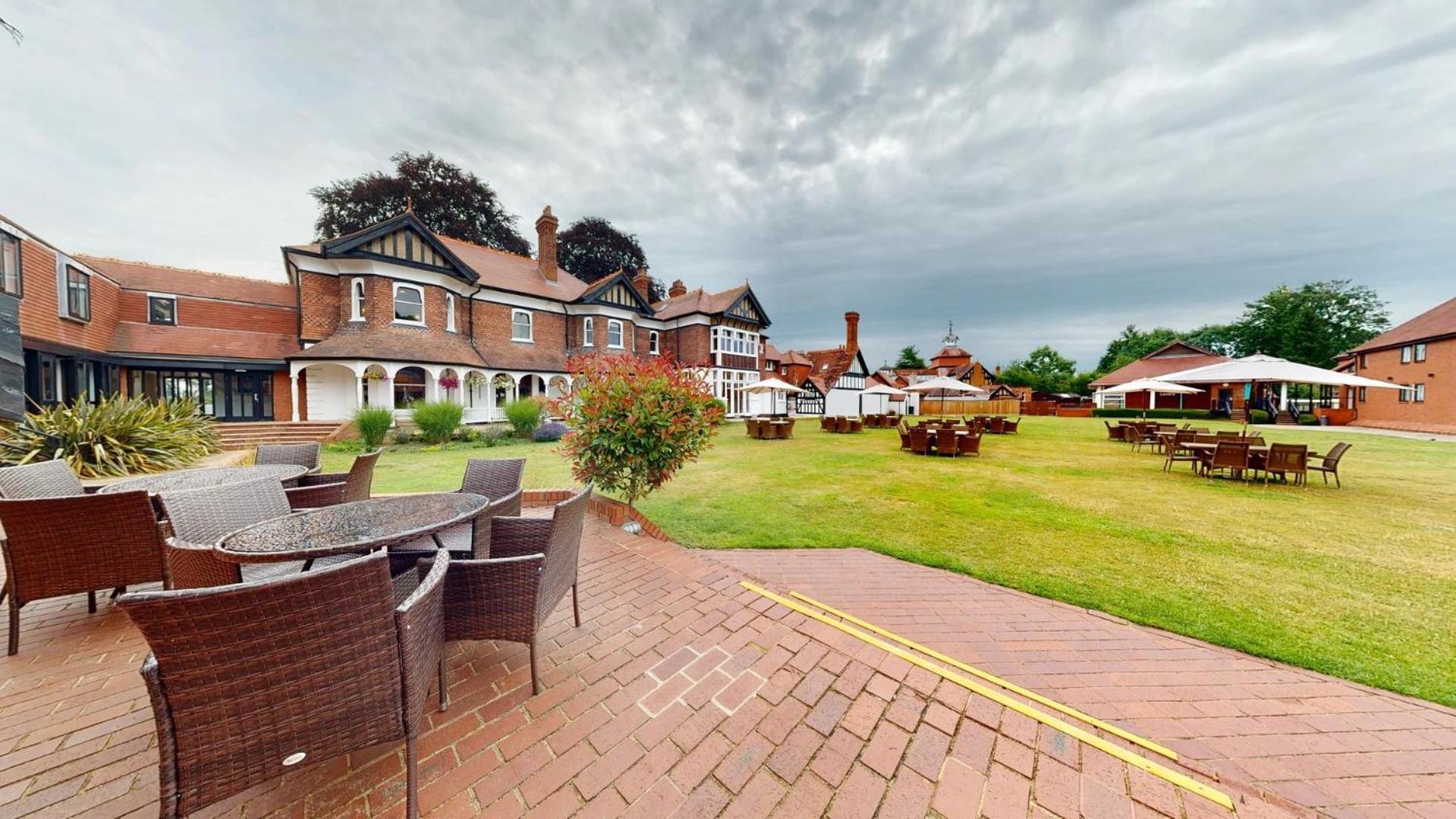 Cim Business Centre Hotel Maidenhead Bagian luar foto