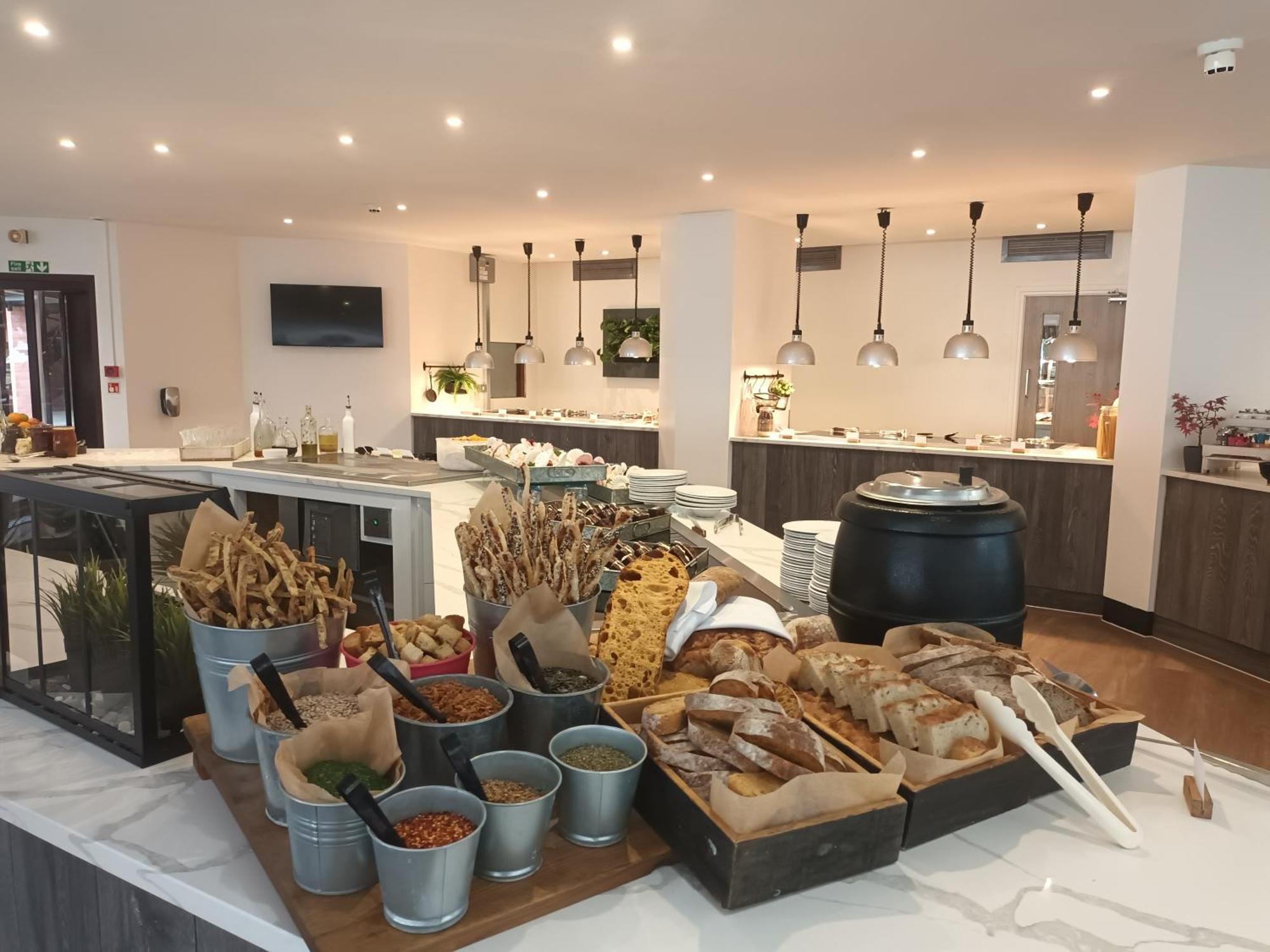 Cim Business Centre Hotel Maidenhead Bagian luar foto