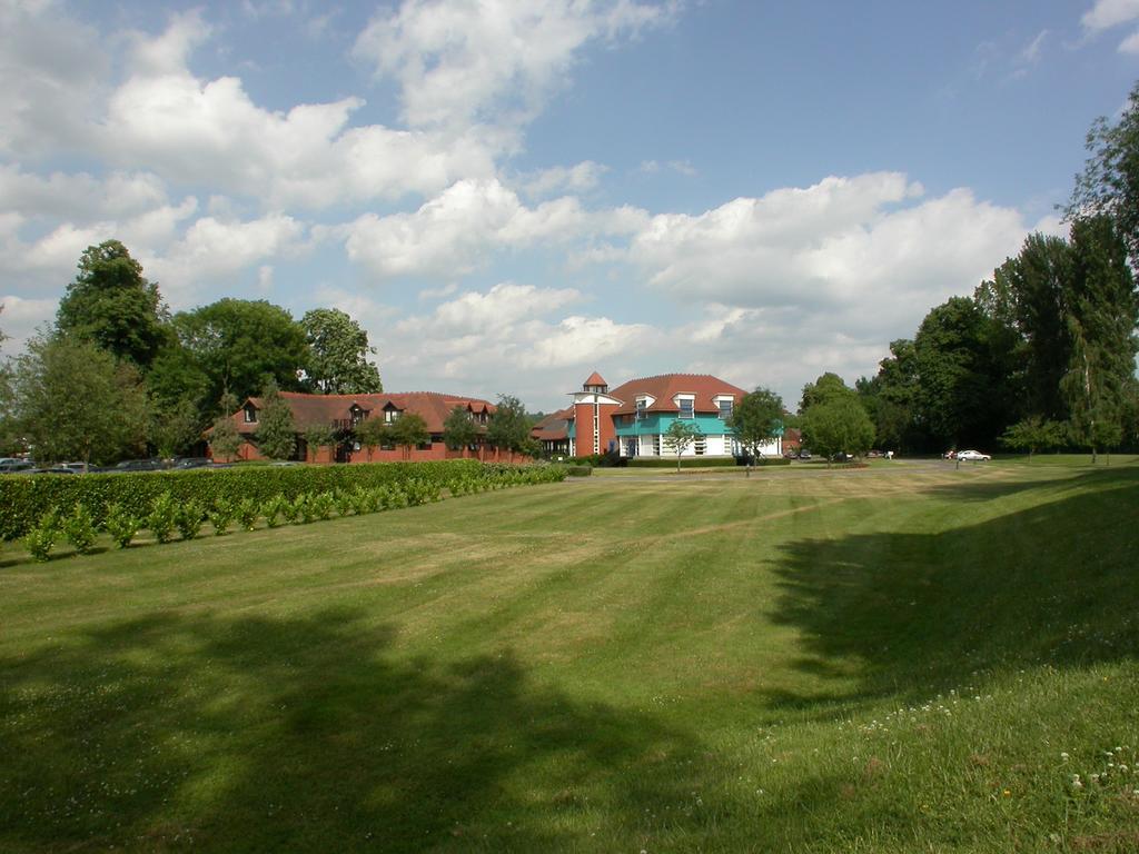 Cim Business Centre Hotel Maidenhead Bagian luar foto