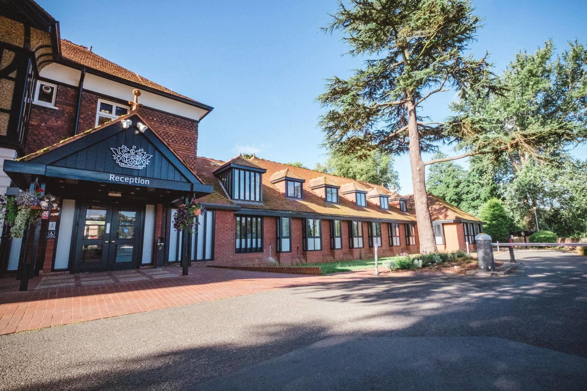 Cim Business Centre Hotel Maidenhead Bagian luar foto