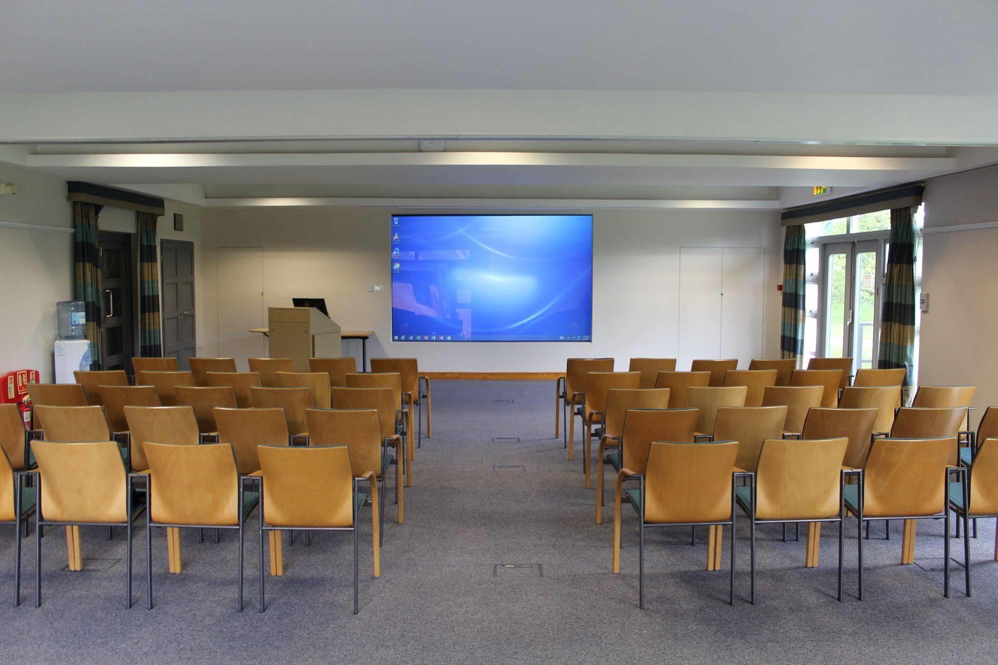 Cim Business Centre Hotel Maidenhead Bagian luar foto