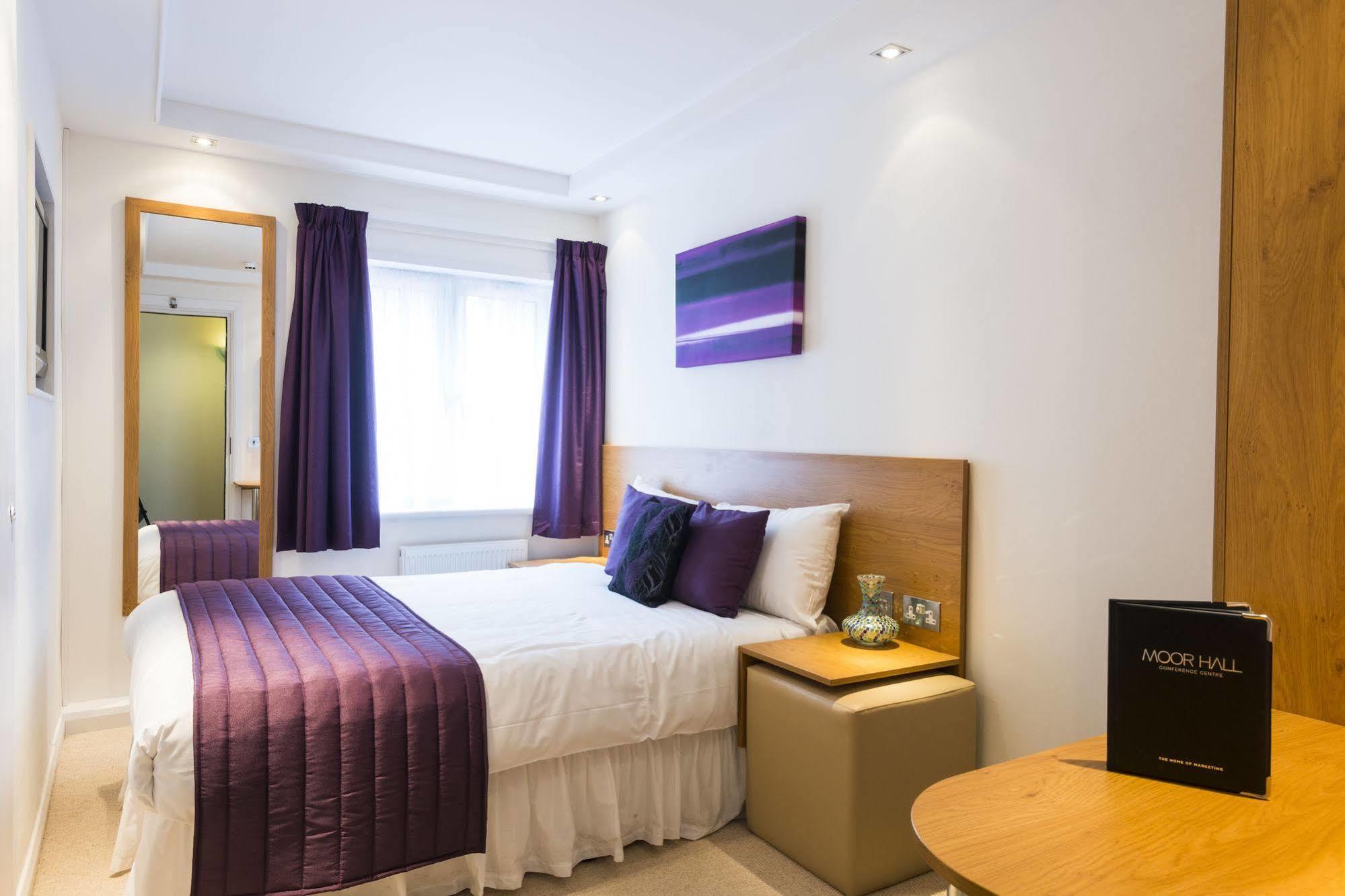 Cim Business Centre Hotel Maidenhead Bagian luar foto