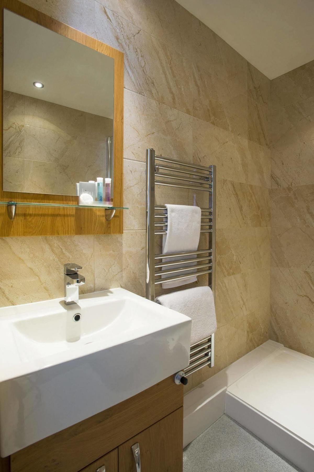 Cim Business Centre Hotel Maidenhead Bagian luar foto