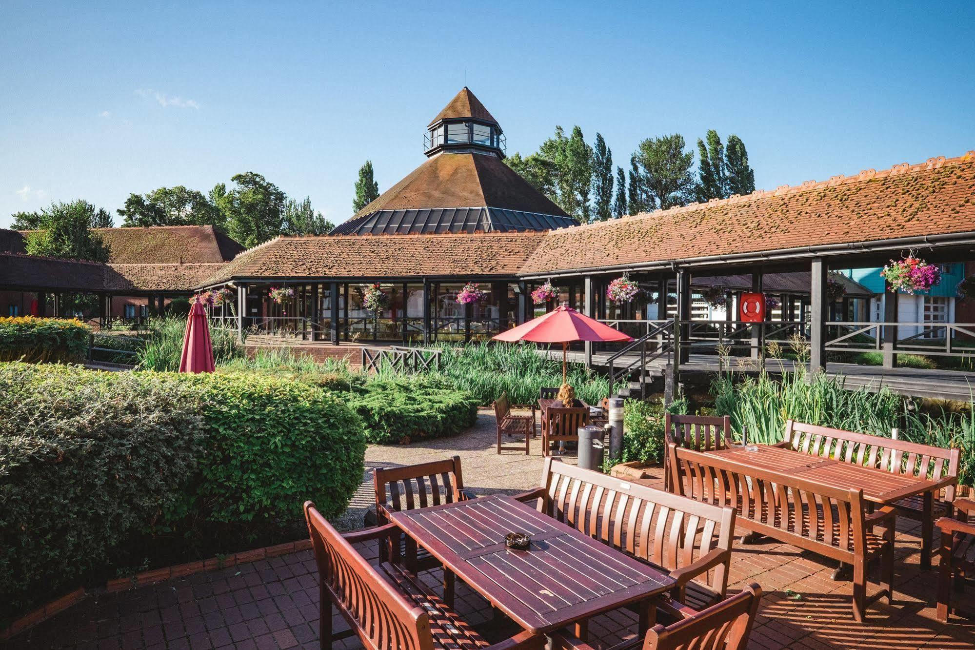 Cim Business Centre Hotel Maidenhead Bagian luar foto