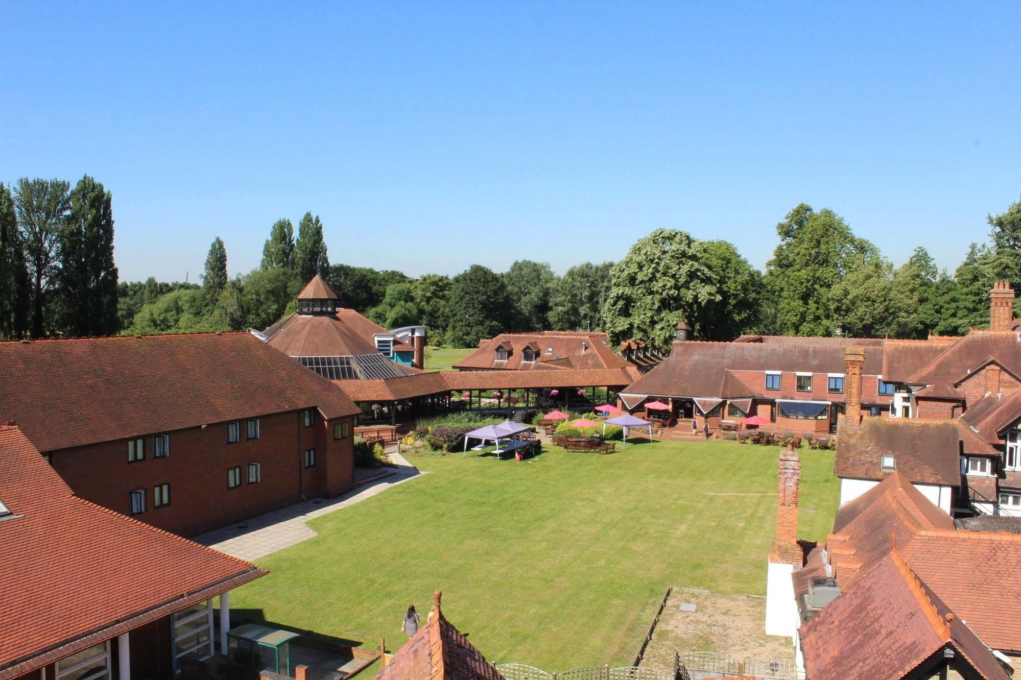 Cim Business Centre Hotel Maidenhead Bagian luar foto