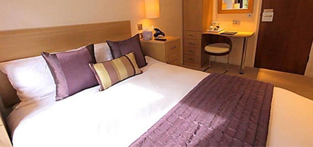 Cim Business Centre Hotel Maidenhead Bagian luar foto