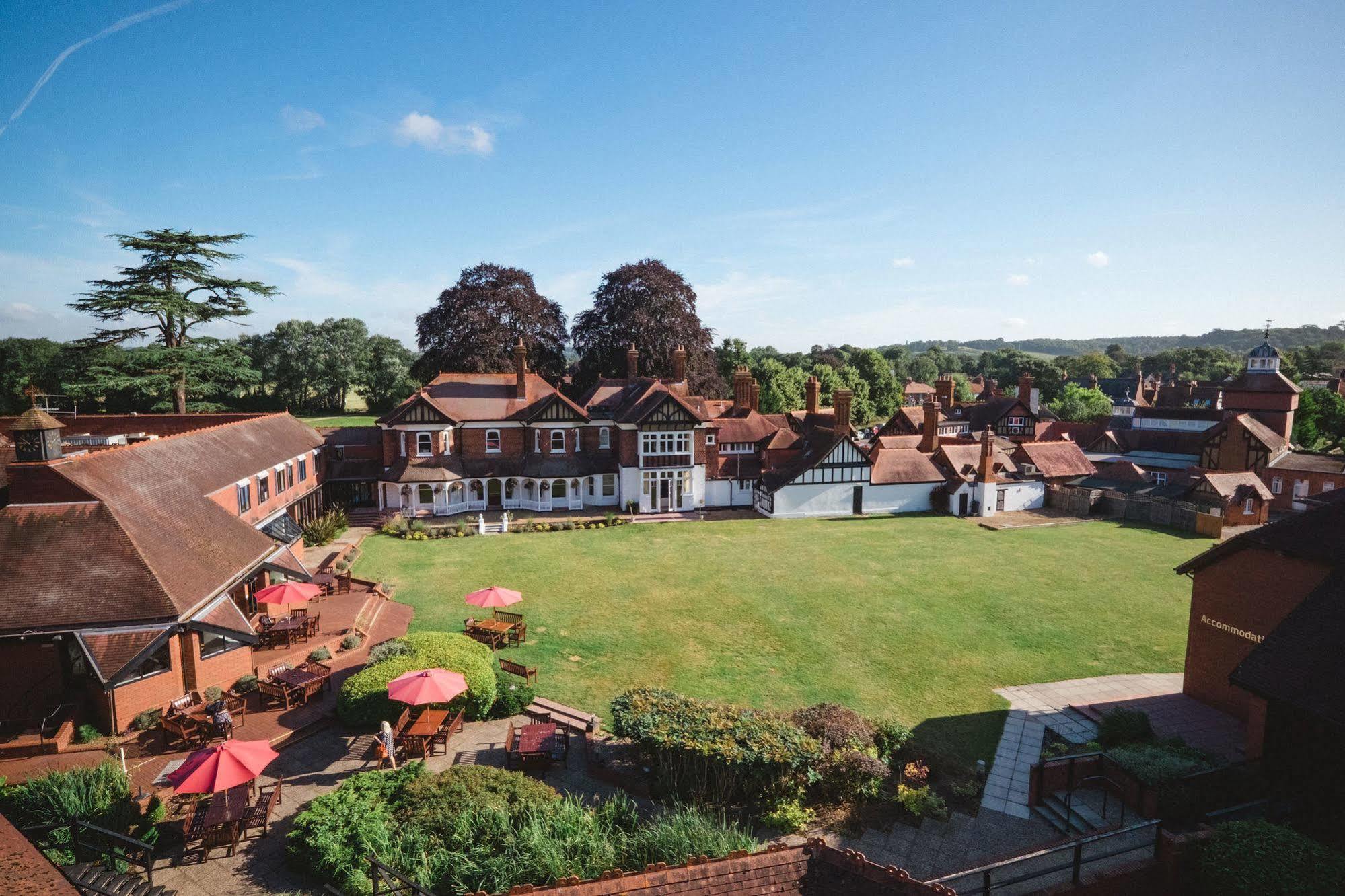 Cim Business Centre Hotel Maidenhead Bagian luar foto