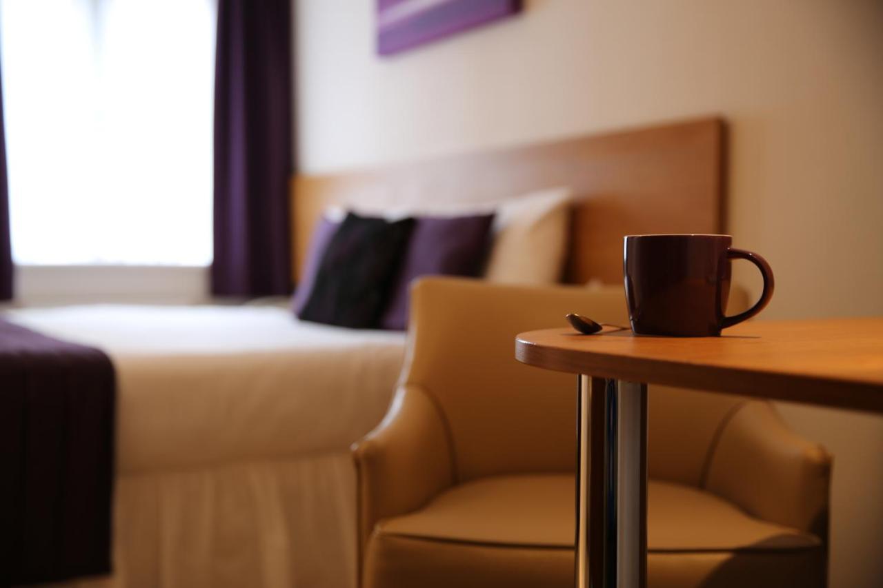 Cim Business Centre Hotel Maidenhead Bagian luar foto